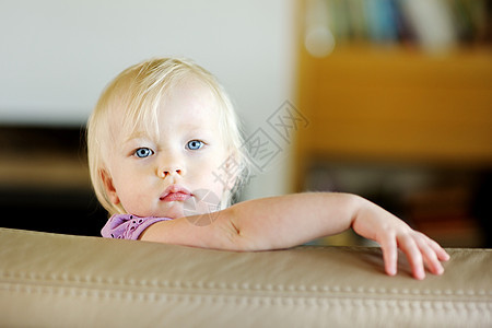 可爱的幼儿女孩肖像童年男生婴儿生活地面白色蓝色微笑眼睛孩子图片