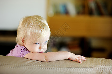 可爱的幼儿女孩肖像眼睛生活柔软度乐趣沙发白色地面童年男生蓝色图片