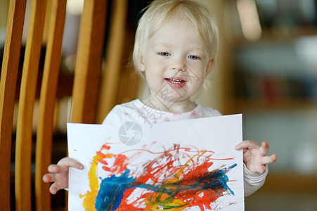 展示她照片的小小孩女孩们男生学习草图托儿所蜡笔幼儿园绘画画家家庭闲暇图片