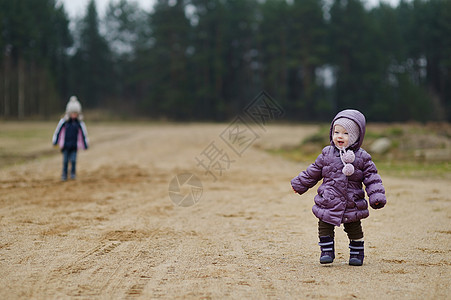 秋天玩得开心的可爱小孩女孩森林女儿幸福孩子树木紫色牛仔裤童年眼睛帽子图片