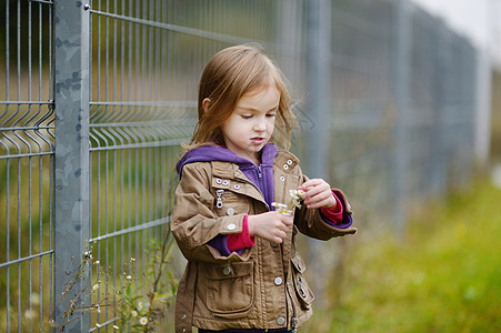 可爱的姑娘玩得开心紫色女孩孩子季节公园女儿森林树木牛仔裤幸福图片