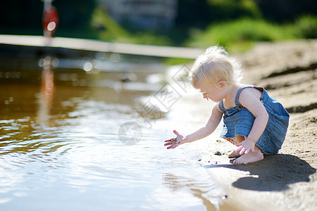 可爱的女孩在河边玩得开心图片