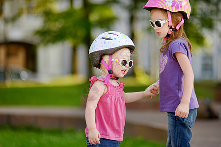 小女孩准备骑单车了乐趣太阳镜安全幸福自行车童年婴儿旅行快乐骑术图片