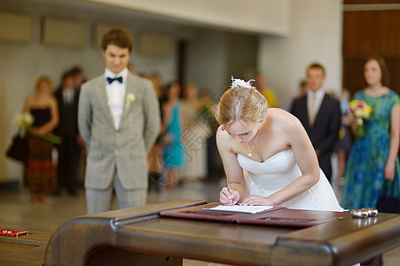 签署结婚合同的新娘图片