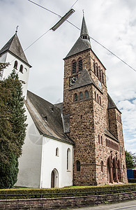 Kirchhundem的基督教自然石块教堂钟楼天空崇拜蓝色宗教尖顶教会历史工厂尖塔图片