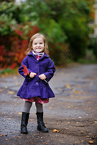 秋天穿蓝色大衣的小女孩图片