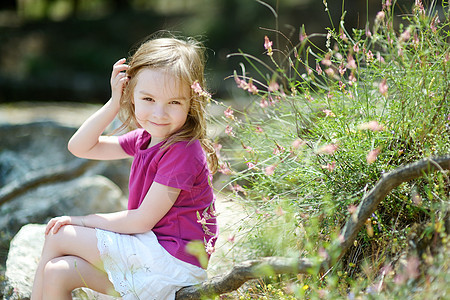 可爱的小女孩肖像青年儿童孩子快乐女孩女性岩石闲暇石头童年图片