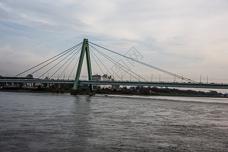 科隆的莱茵河钢桥天空穿越蓝色塔架交通图片