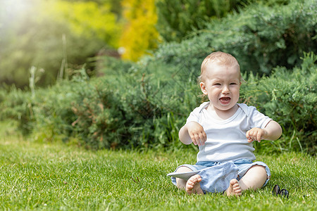 小小男孩在户外哭泣白色公园儿童闲暇儿子男性男生童年快乐婴儿图片