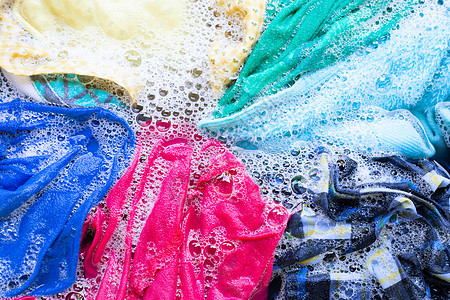 洗衣服 彩色的衣服湿透洗澡蓝色气泡搪瓷家务衣夹篮子织物肥皂工作图片