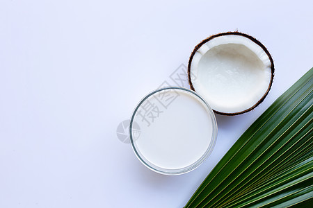 半椰子瓜 白底带一碗椰子奶图片