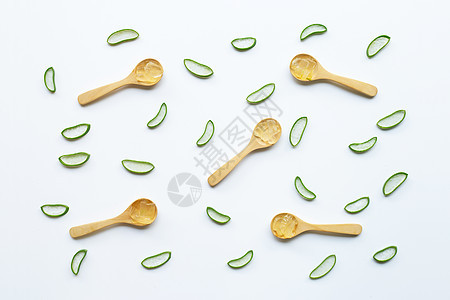 木勺上隔绝的Aloe vera切片和木勺上的 aloe Vera凝胶治疗卫生蔬菜皮肤科芦荟润肤宏观床单植物药品图片
