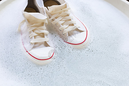 洗衣服前擦鞋 脏运动鞋盆地织物衣夹浴缸粉末洗涤剂泡沫身体洗衣店衣服图片