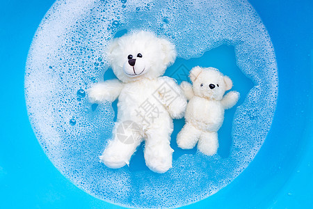 洗衣洗涤水中的软玩具熊 之前的溶解身体衣夹篮子织物垫圈棉布洗涤剂衣服黑发肥皂图片