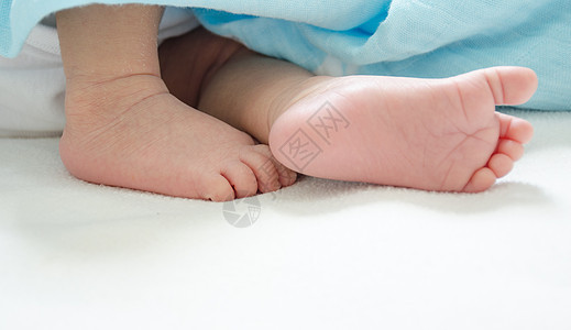 特写婴儿脚新生婴儿男生投标家庭孩子生活粉色身体女孩童年母亲图片