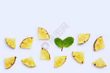 新鲜菠萝切片 白底带薄荷叶水果凤梨营养叶子异国热带小吃甜点饮食食物图片