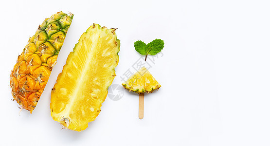 白色背景的新鲜菠萝食物黄色情调异国圆形营养甜点热带饮食绿色图片