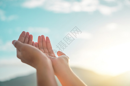 女人手放在一起 就像在大自然的绿色背景面前祷告一样海滩祝福精神手指上帝女孩生长女士生活冥想图片