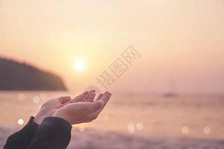 女人手放在一起 就像在大自然的绿色背景面前祷告一样生长冥想生活手指女士日落女性太阳天空海滩图片