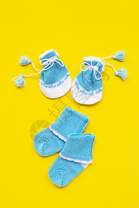黄色背景的婴儿手套和袜子梳子毯子孩子童年蓝色婴儿期颜色新生纺织品鞋类图片