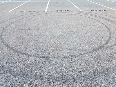 在停车场的螺旋或圆圈滑过标记曲目痕迹地面轮胎沥青停车位路面胎痕曲线图片