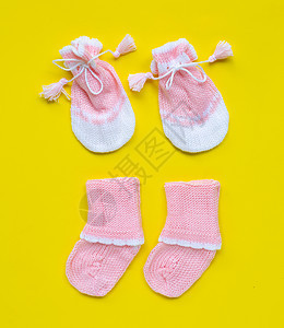黄色背景的婴儿手套和袜子颜色蓝色母性纺织品衣服童年婴儿期梳子孩子棉布图片