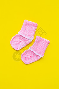 黄色背景的婴儿袜子棉布颜色新生鞋类服装梳子纺织品手套衬衫衣服图片