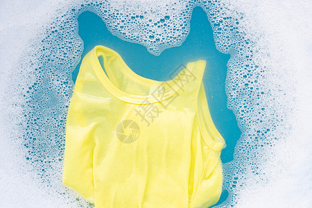 黄色孩子没有袖子的衬衫在婴儿洗衣水中浸泡新生男生篮子家务女孩袜子玩具乐趣棉布衣服图片