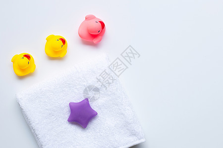 粉色和黄色鸭子玩具 还有白毛巾 孩子洗澡的概念图片