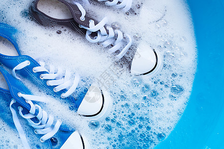 洗之前擦鞋 清洗脏运动鞋蓝色篮子黑发浴缸垫圈家务洗澡衣夹织物泡沫图片