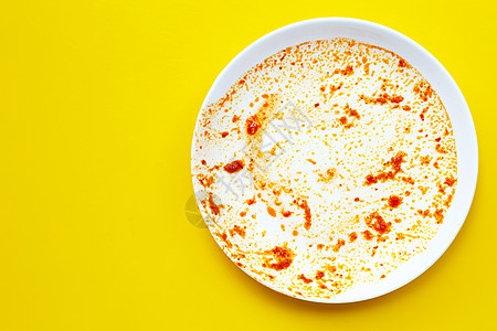 黄色背景的脏盘子午餐勺子餐厅杯子食物厨房陶器菜肴家务餐具图片