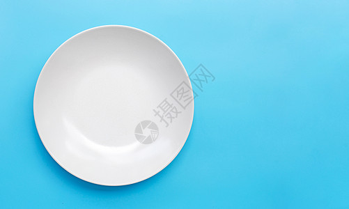 蓝色背景的空白陶瓷板团体午餐盘子食物勺子白色菜肴厨房琐事打扫背景图片