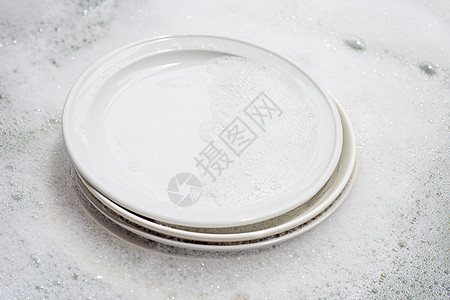 洗碗 脏盘子浸在厨房水槽里陶器勺子白色菜肴午餐杯子工作黄色餐厅概念图片