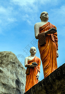 佛教僧侣们走在金寺庙的岩石上 斯里兰卡达姆布拉男性男人祷告精神寺庙雕像佛教徒冥想艺术崇拜图片