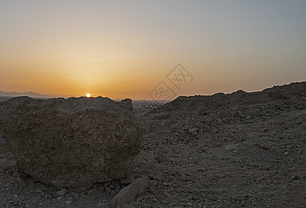 日落时的非洲沙漠风景阳光太阳石头黄色岩石地平线干旱环境全景天空图片