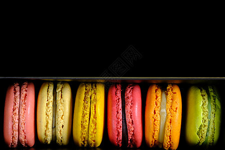 色彩多彩的马卡龙绿色巧克力美食饼干盒子小样食物黄色粉色糕点背景图片