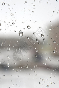 在寒冬的雨天玻璃薄雾天空雨滴灰色时间天气运动建筑物下雨图片