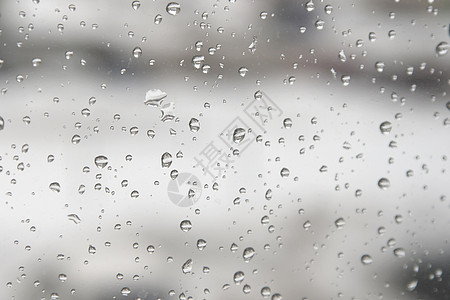窗户上的水滴天气灰色薄雾天空玻璃时间建筑物下雨运动雨滴图片