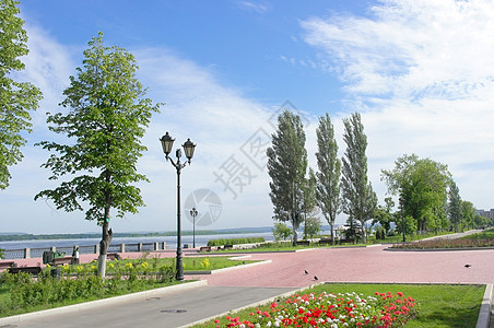 伏尔加河之奎的视图郁金香植物城市火炬照明码头草地蓝色树木花朵图片