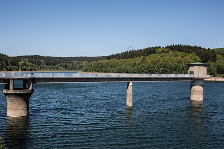 撤离点的布雷滕巴赫大坝反思水资源饮用水天空食物蓝色森林绿色水库树木图片