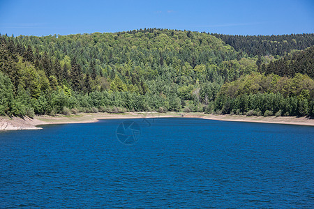 撤离点的布雷滕巴赫大坝蓝色绿色森林树木反思水库天空灌木丛饮用水水资源图片