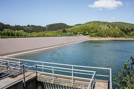 撤离点的布雷滕巴赫大坝水资源反思树木饮用水灌木丛蓝色天空食物水库绿色图片