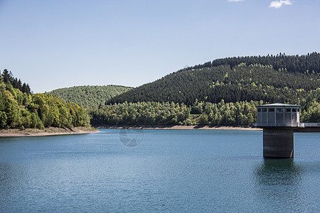 撤离点的布雷滕巴赫大坝蓝色天空反思森林绿色水库水资源灌木丛饮用水树木图片