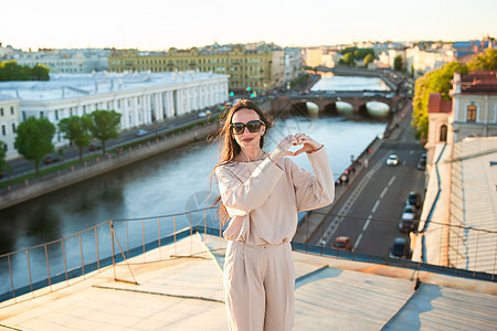 俄罗斯桑克特彼得堡的 女士在屋顶上享受着美丽的日落之光旅游中心历史性旅行博物馆建筑学遗产城市纪念碑游客图片