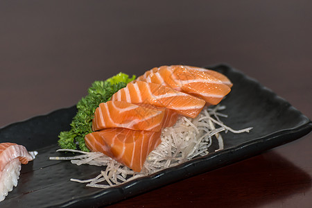 日本吃生鱼鲑鱼武士盘子餐厅自助餐美食鱼片厨房饮食萝卜服务图片