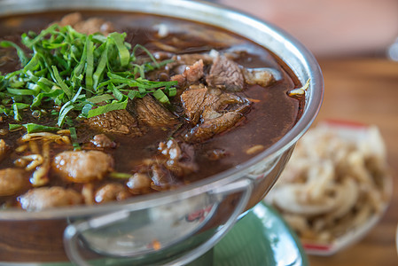 烤牛肉和肉羽毛球汤煮熟营养餐厅美食蔬菜面条牛肉奶牛早餐饮食火锅图片