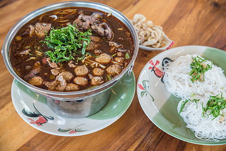 汤面条烤牛肉和肉羽毛球汤煮熟奶牛美食火锅食物餐厅盘子饮食面条传统肌腱背景