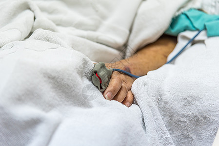 住院病人 手指有脉搏测量仪压力保健老年护士外科癌症静脉盐水医师高血压图片