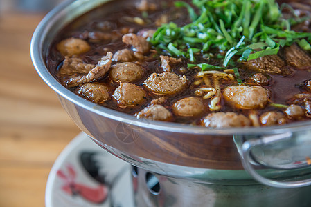 烤牛肉和肉羽毛球汤煮熟营养肌腱传统午餐牛肉面条餐厅美食烹饪盘子图片