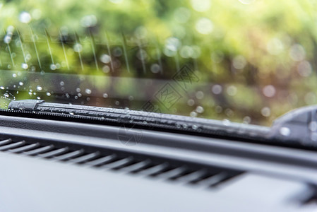 挡风玻璃上清洁水滴的车擦擦器图片